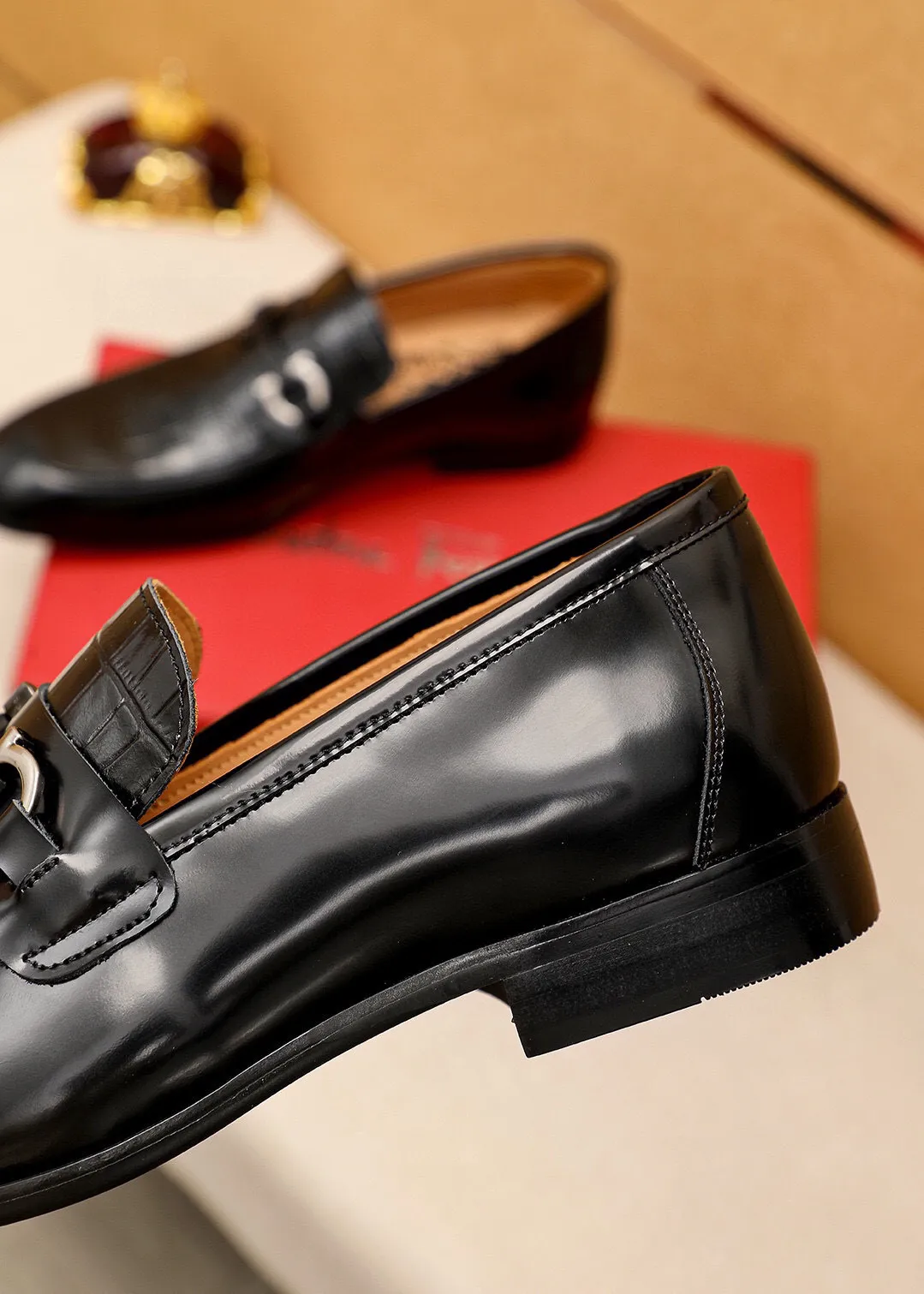 Men's shoes 💰442 💐 Product trademark: Ferragamo "Ferragamo" casual leather shoes Regular size: 38-44 (45.46🉑️customized) Product materials: Selected imported first-layer calfskin embossed upper + original hardware buckle, imported water-dyed cow leather lining. Strong three-dimensional visual effect, combined outsole Color: 1⃣️color optional